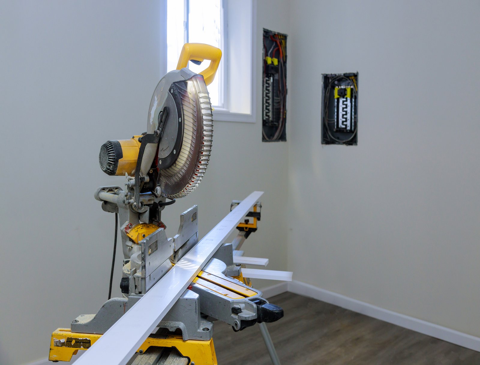 Cutting shoe molding using circular saw construction building industry